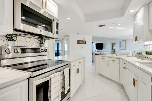 $1,390,000 | 3000 North Ocean Drive, Unit 24F, Singer Island, FL 33404