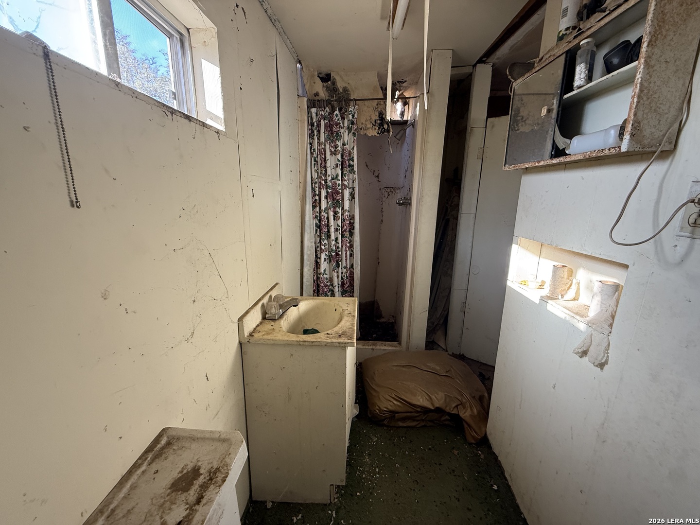 732 Trade Street Pleasanton, TX 78064 - Photo 4 of 13 a room with a couch and a window
