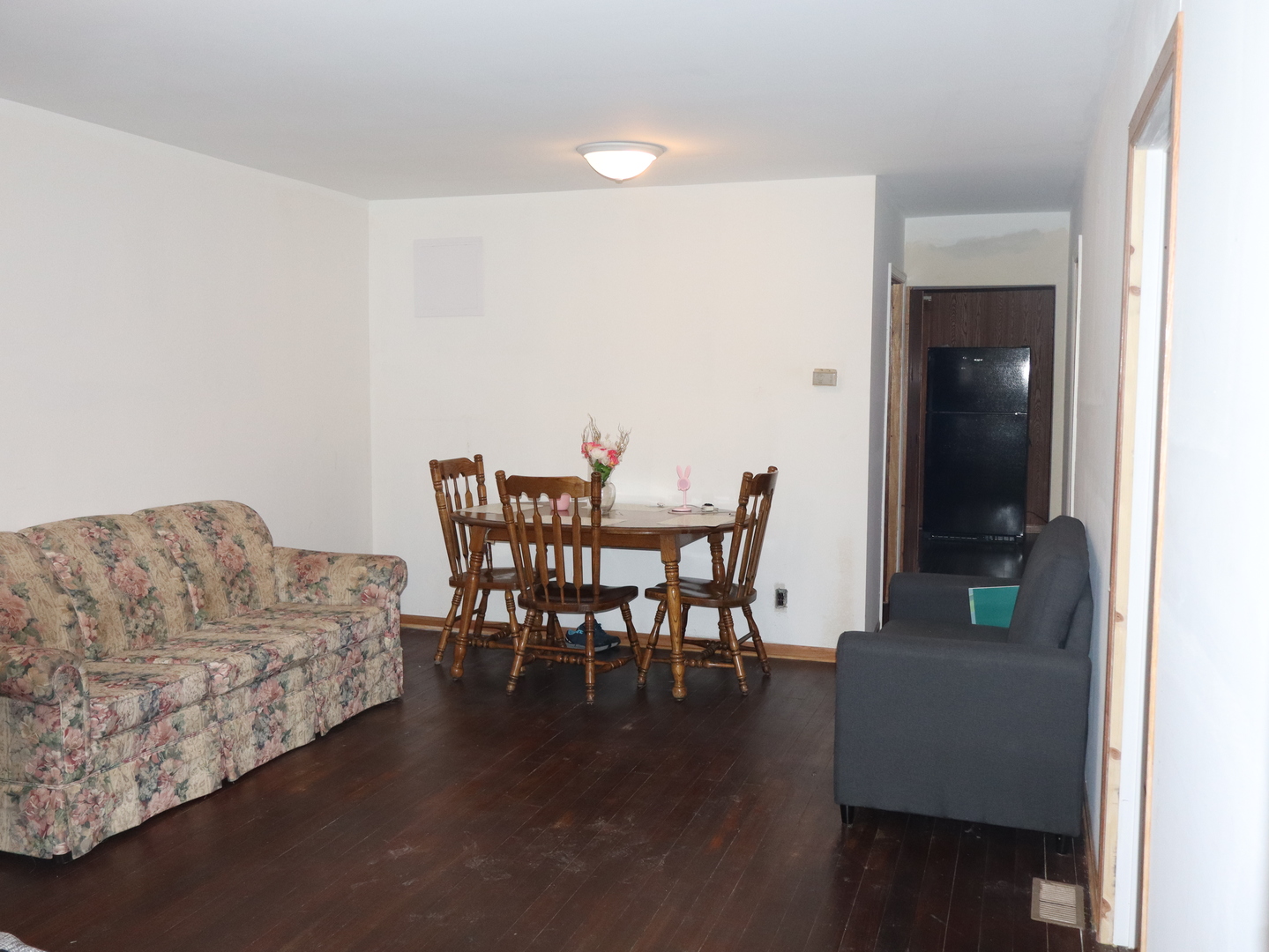 1404 South Monroe Street Streator, IL 61364 - Photo 2 of 9 a view of a livingroom with furniture and wooden floor