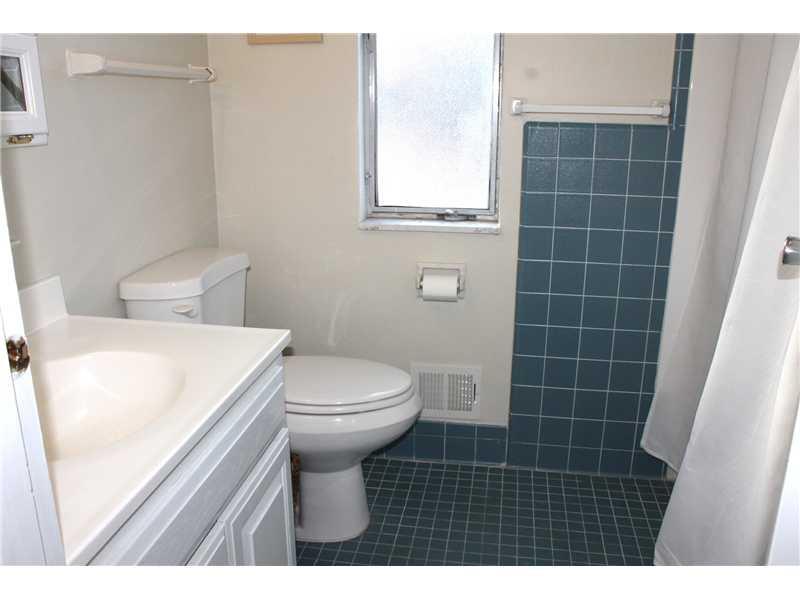 154 Maple Heights Road Pittsburgh, PA 15232 - Photo 15 of 17 Full Bath. 2nd of 3 full baths in the house