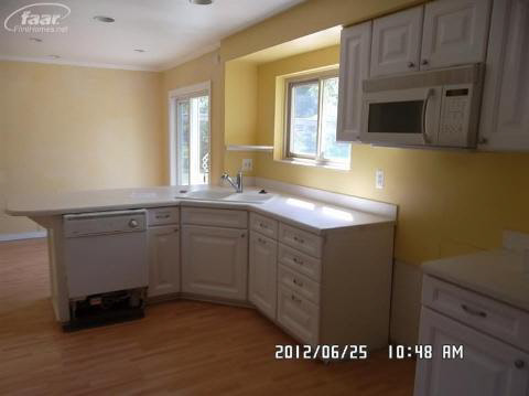 6313 Hermana Road West Bloomfield, MI 48324 - Photo 4 of 10 20174665-3.JPG