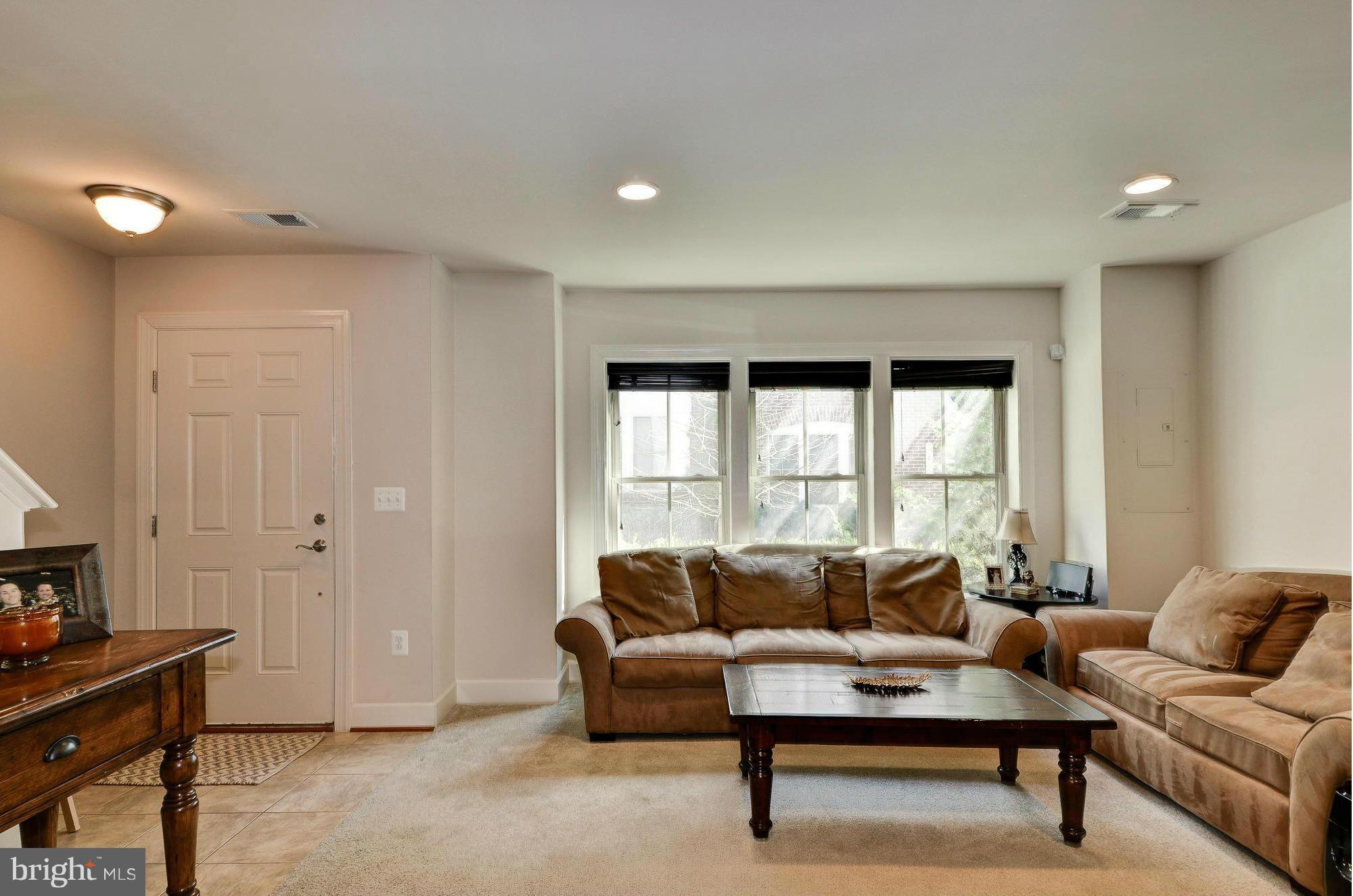 3445 Kemper Road Arlington, VA 22206 - Photo 9 of 13 Living Room