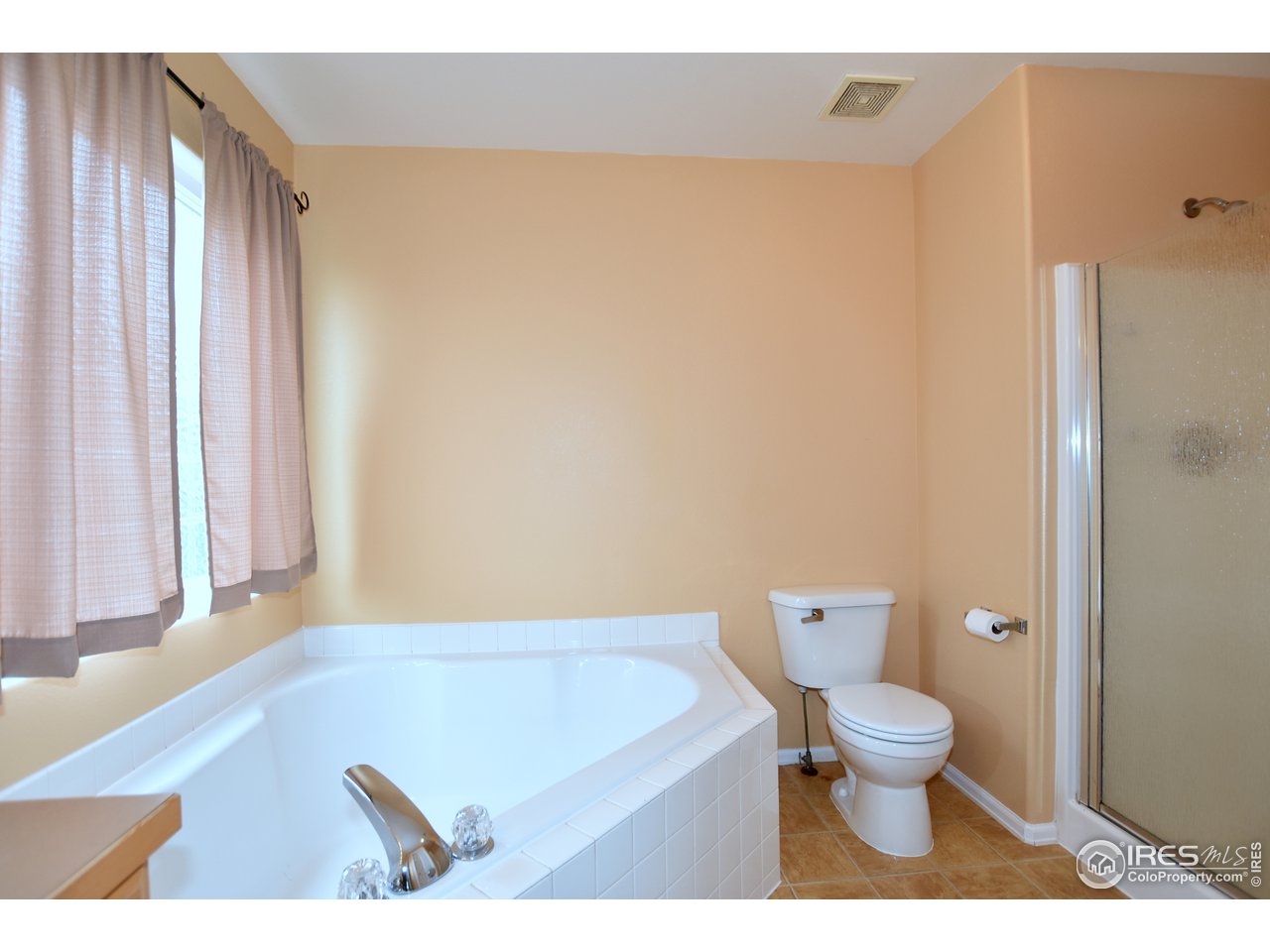 924 Cliffrose Way Severance, CO 80550 - Photo 24 of 40 a bathroom with a toilet and a shower curtain