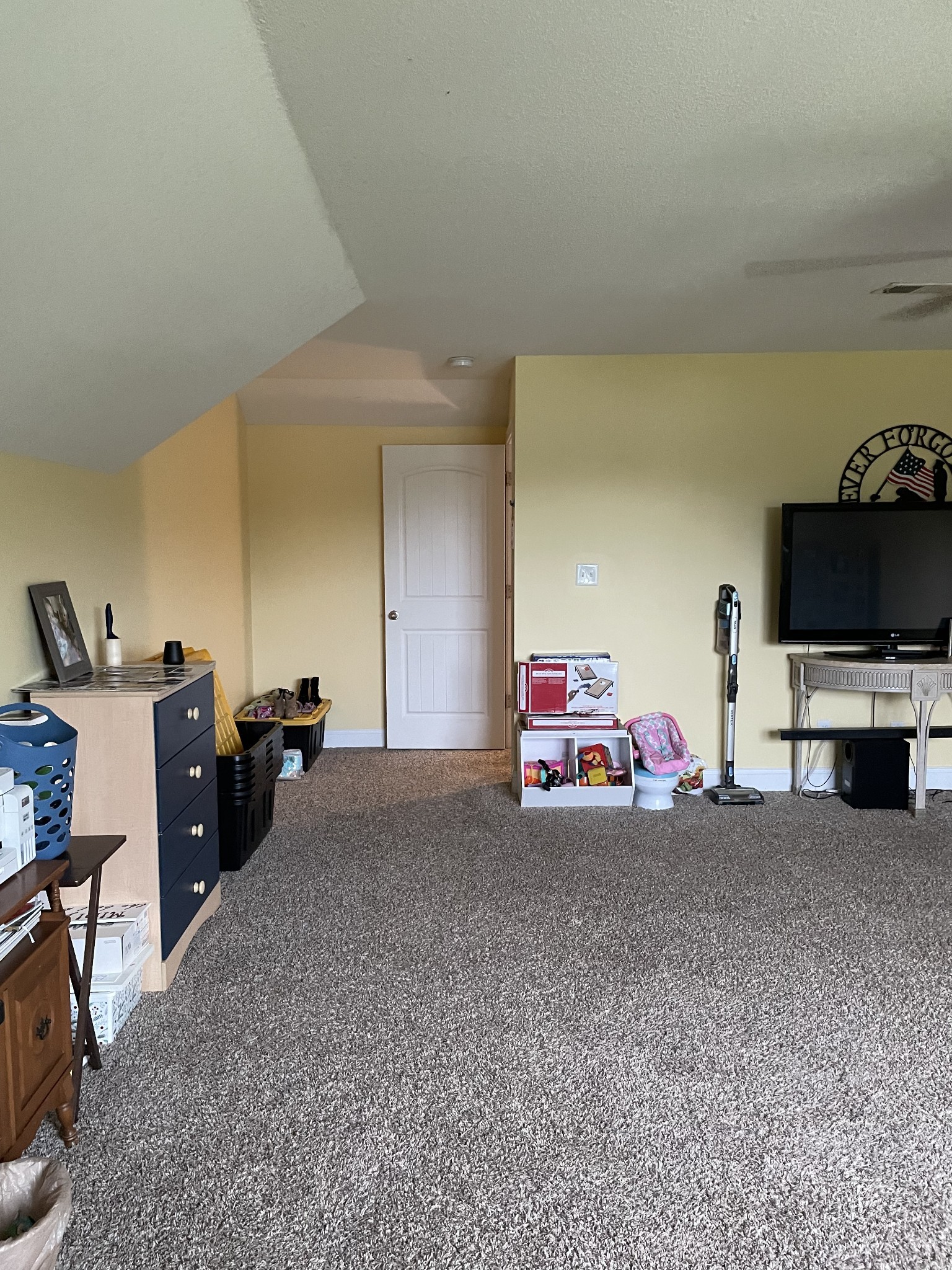85 Good Hope Cemetery Road Oak Grove, KY 42262 - Photo 29 of 46 a view of a livingroom with a tv