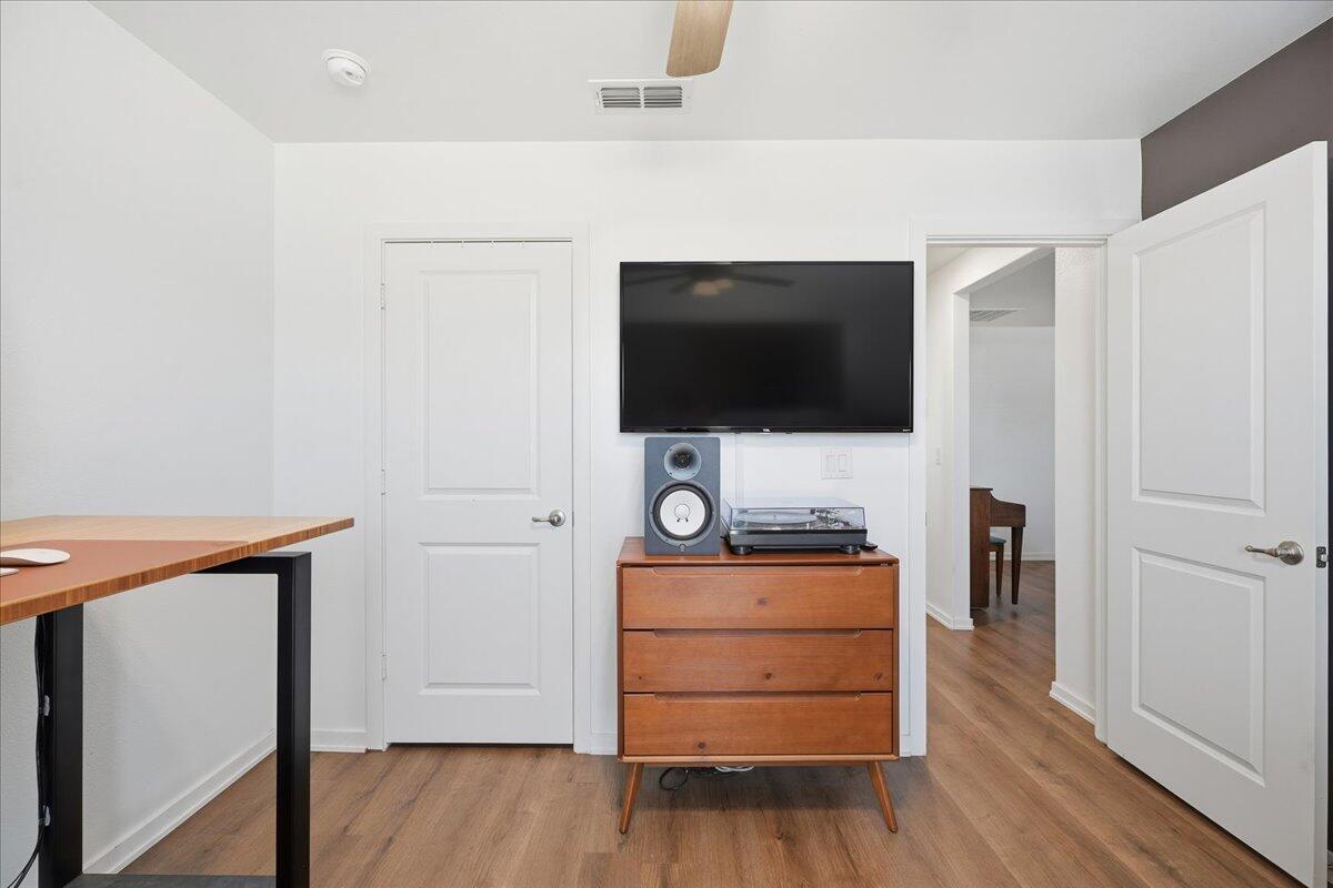 13804 Paris Avenue Lubbock, TX 79423 - Photo 22 of 28 a room with furniture and flat screen tv
