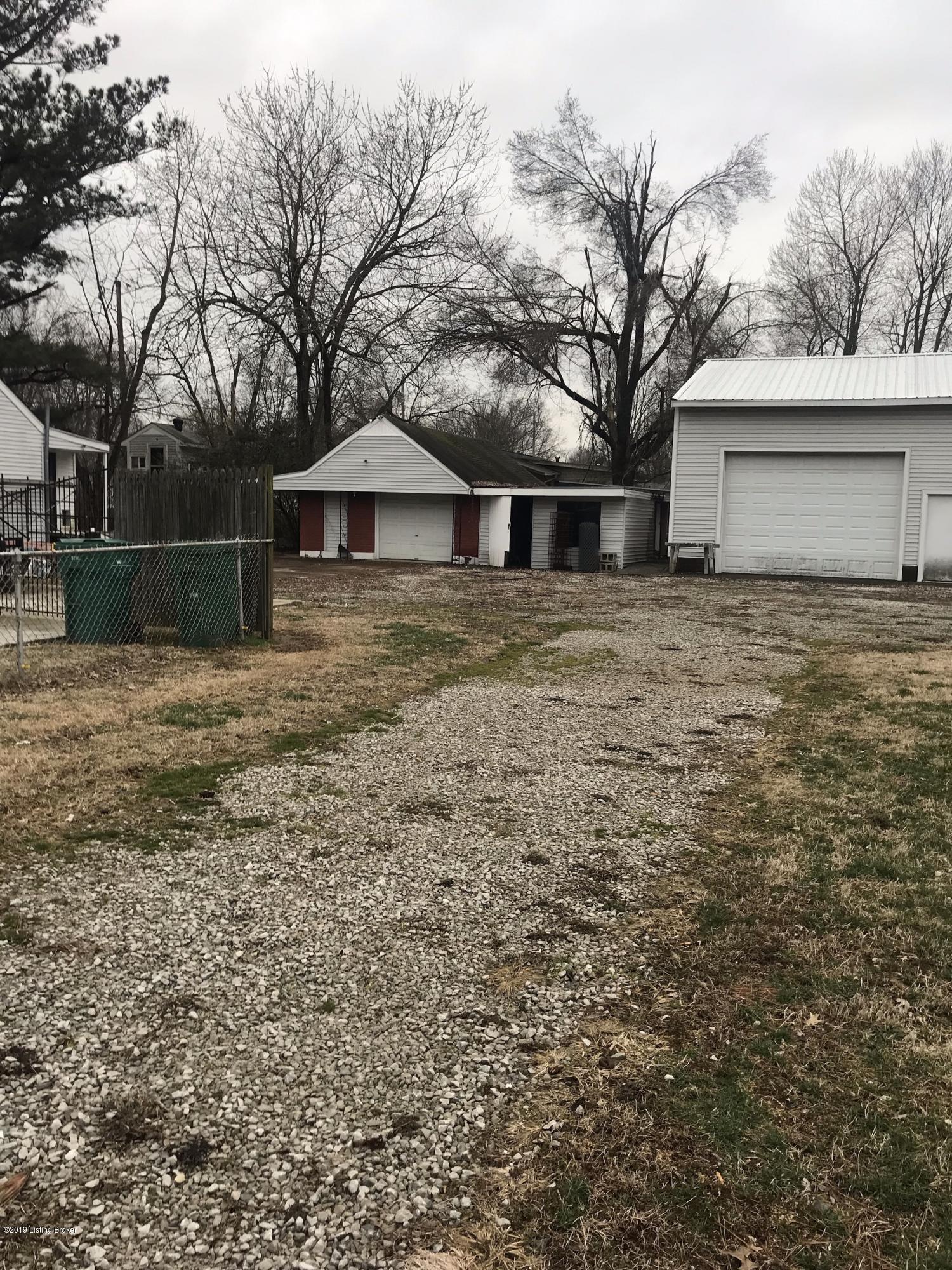 4432 Dover Road Louisville, KY 40216 - Photo 6 of 15 549B48C4-59CD-47FD-9B73-94EA80F31069