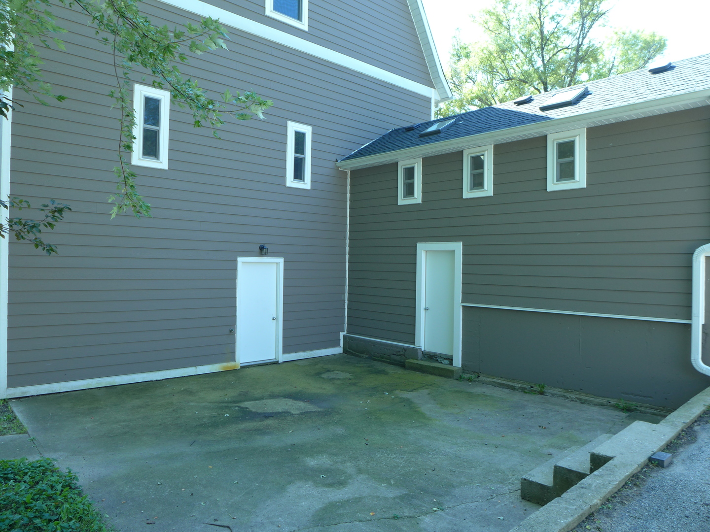 6316 Johnsburg Road Spring Grove, IL 60081 - Photo 3 of 29 a backyard of a house