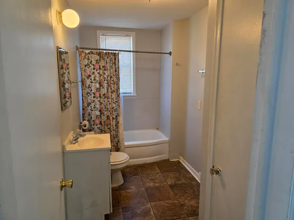 $900 | 22006 North Chrysler Drive, Unit 4, Hazel Park, MI 48030