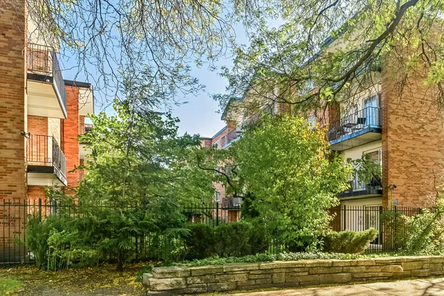 $239,900 | 6961 North Oakley Avenue, Unit 210, Chicago, IL 60645