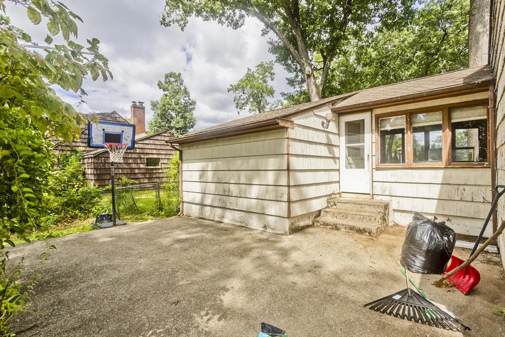 240 East Allen Ridge Road Springfield, MA 01118 - Photo 4 of 22 Gallery Image 4