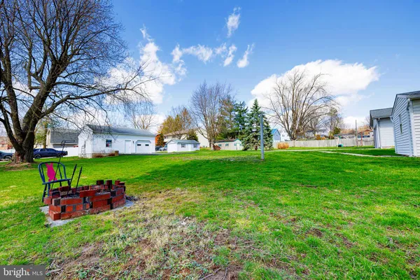 a view of a house with backyard