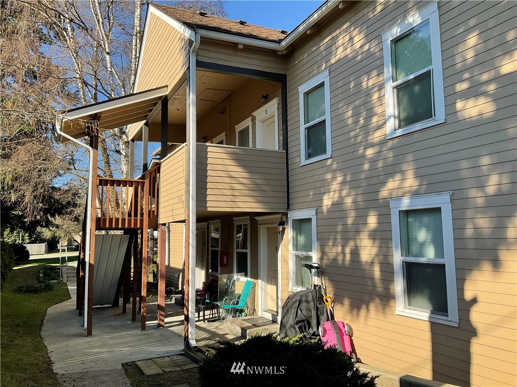 3409 Rockefeller Avenue Everett, WA 98201 - Photo 2 of 31 a front view of a building with street view