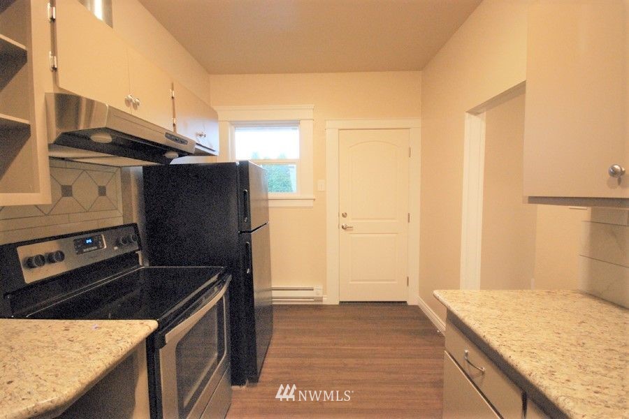 3409 Rockefeller Avenue Everett, WA 98201 - Photo 9 of 31 a kitchen with stainless steel appliances granite countertop a refrigerator and a stove
