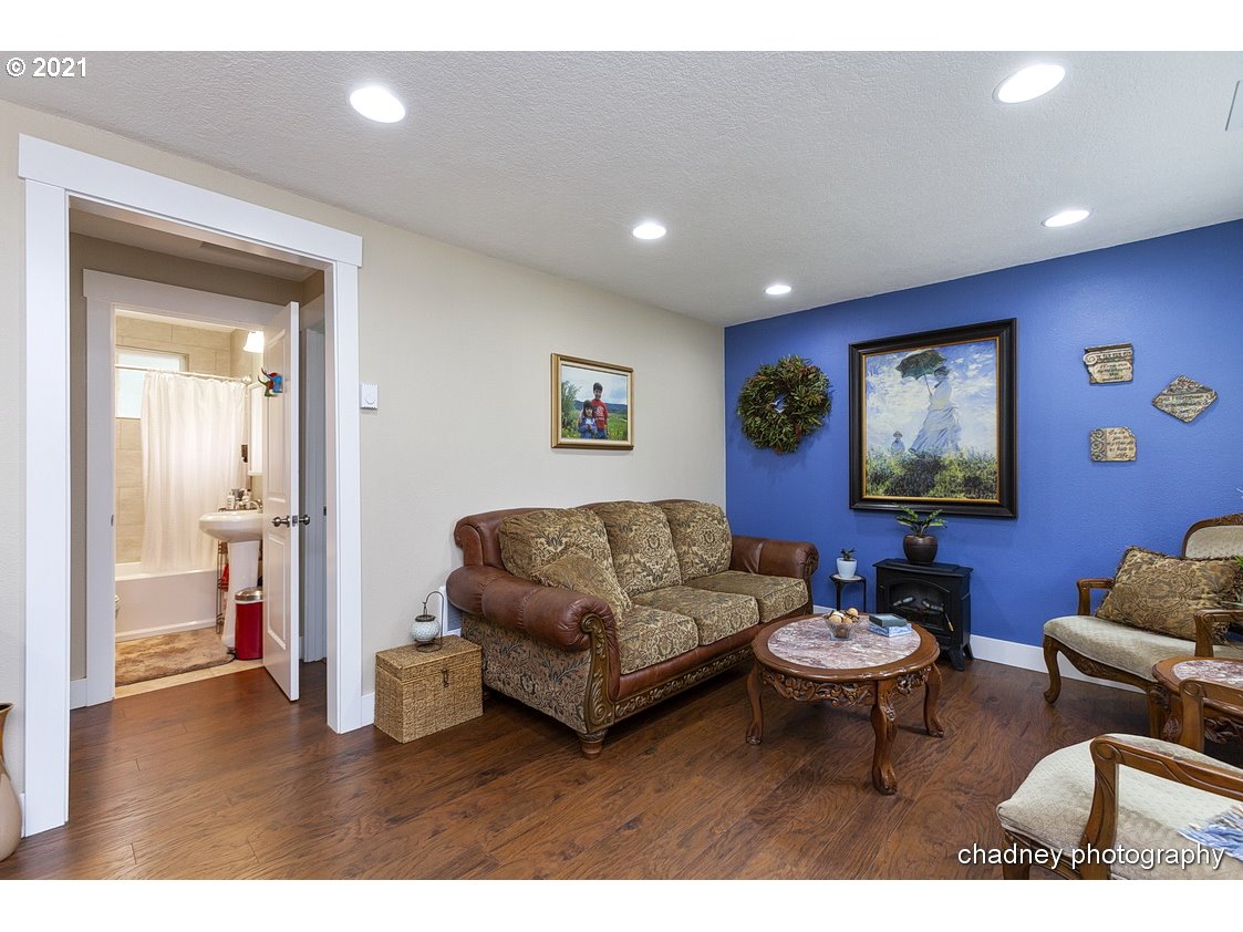 4910 Southeast Chase Road Gresham, OR 97080 - Photo 3 of 32 Gallery Image 3