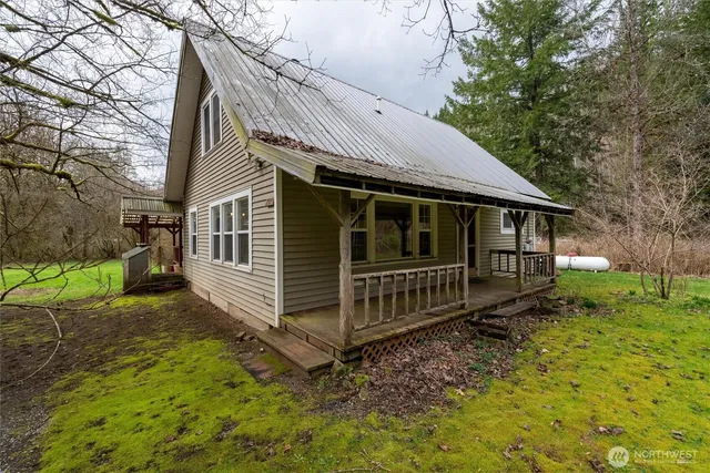 a view of house with a yard