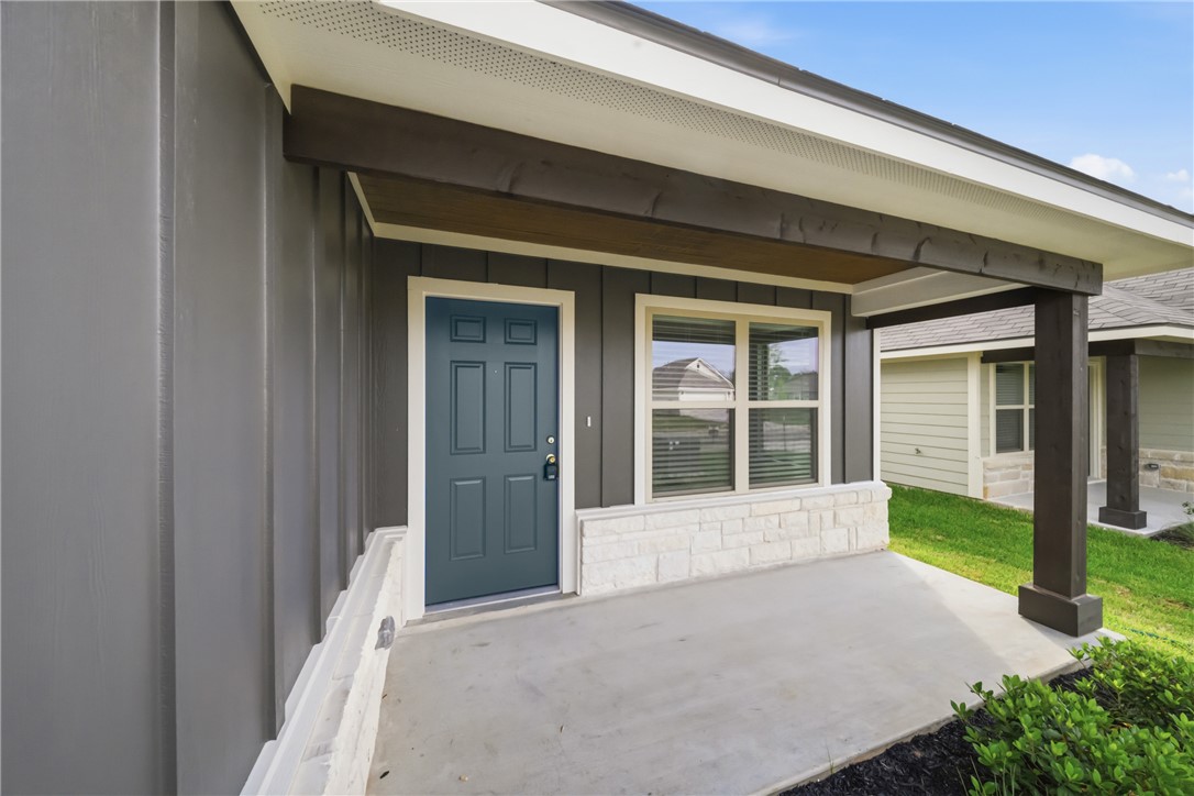 1220 High Street Navasota, TX 77868 - Photo 4 of 27 front view of a house with a yard