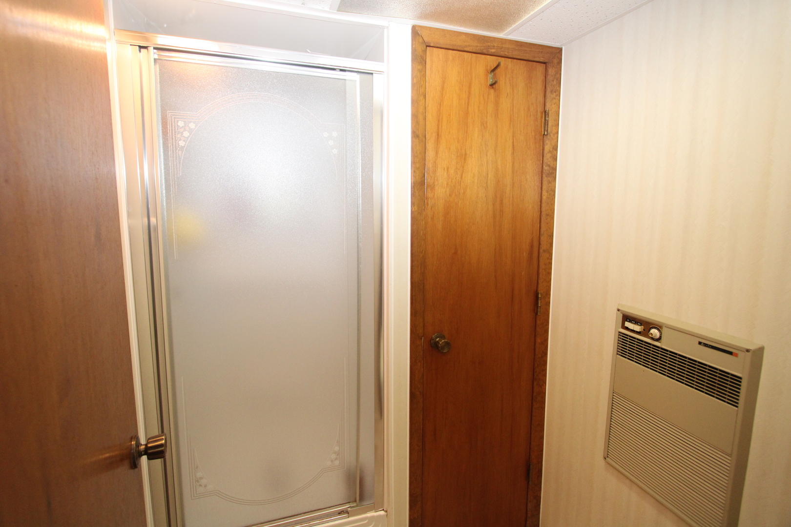 23815 Hickory Lane Minooka, IL 60447 - Photo 26 of 30 a bathroom with a glass shower door