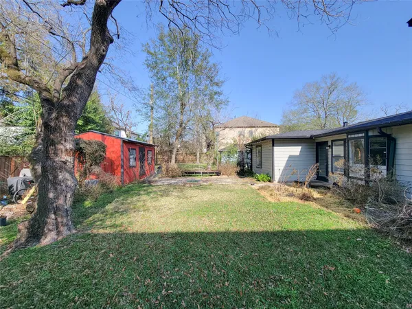 a view of a house with backyard and sitting area