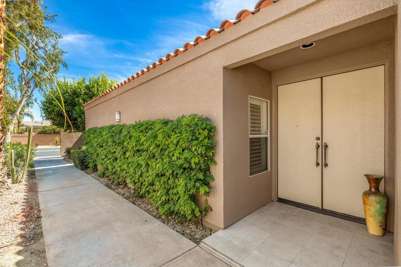 142 Lakeshore Drive Rancho Mirage, CA 92270 - Photo 3 of 37 lake s3