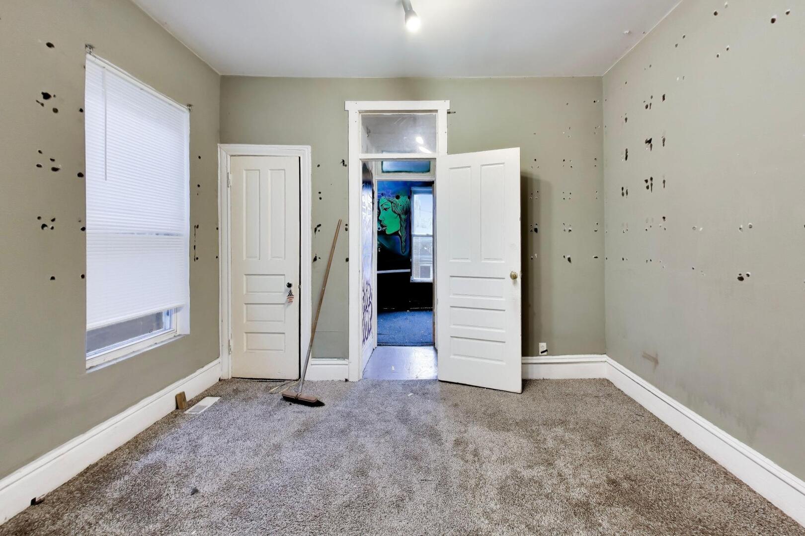 4505 South Indiana Avenue Chicago, IL 60653 - Photo 20 of 31 an empty room with closet and mirror