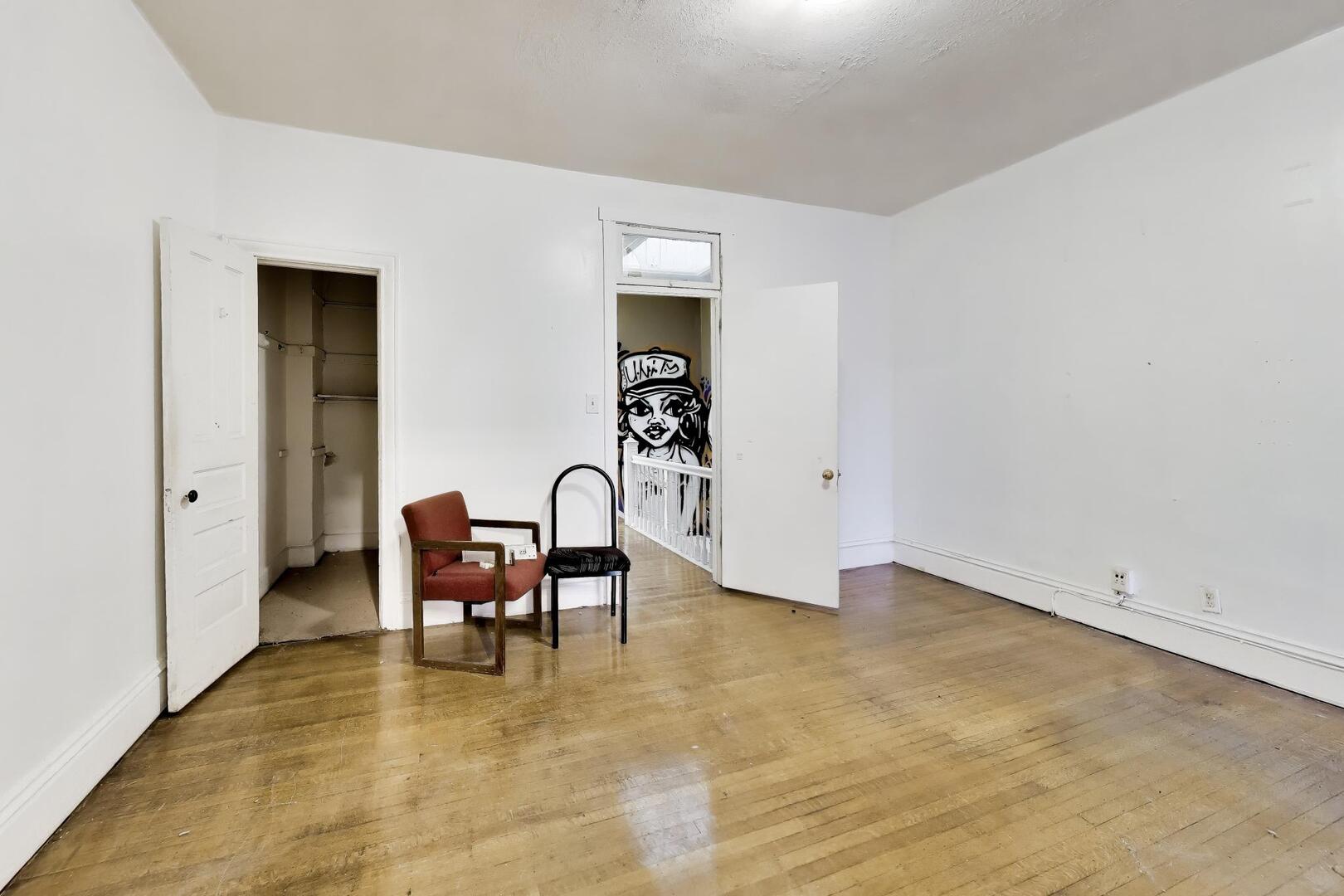 4505 South Indiana Avenue Chicago, IL 60653 - Photo 23 of 31 a view of a livingroom with furniture