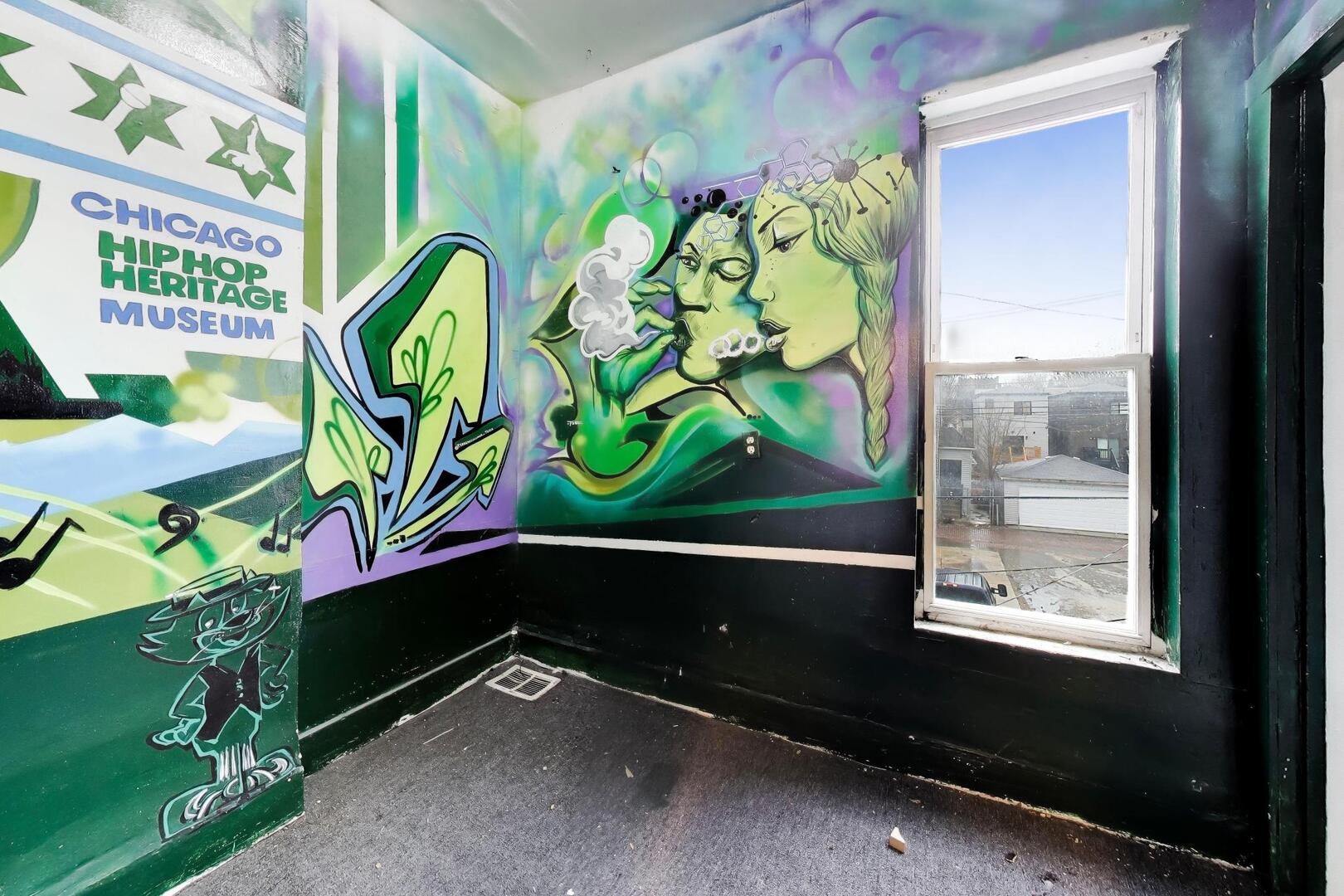 4505 South Indiana Avenue Chicago, IL 60653 - Photo 26 of 31 a vase of flowers sitting on a table