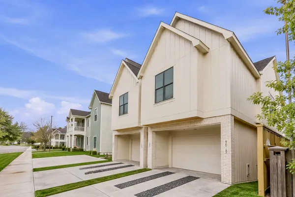 $1,099,990 | 611 East 25th Street, Houston, TX 77008