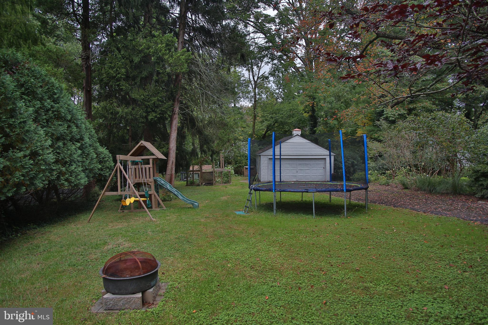 213 Hewett Road Wyncote, PA 19095 - Photo 34 of 40 Spacious yard