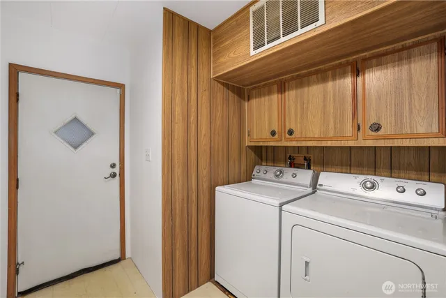 a view of a utility room with dryer and washer