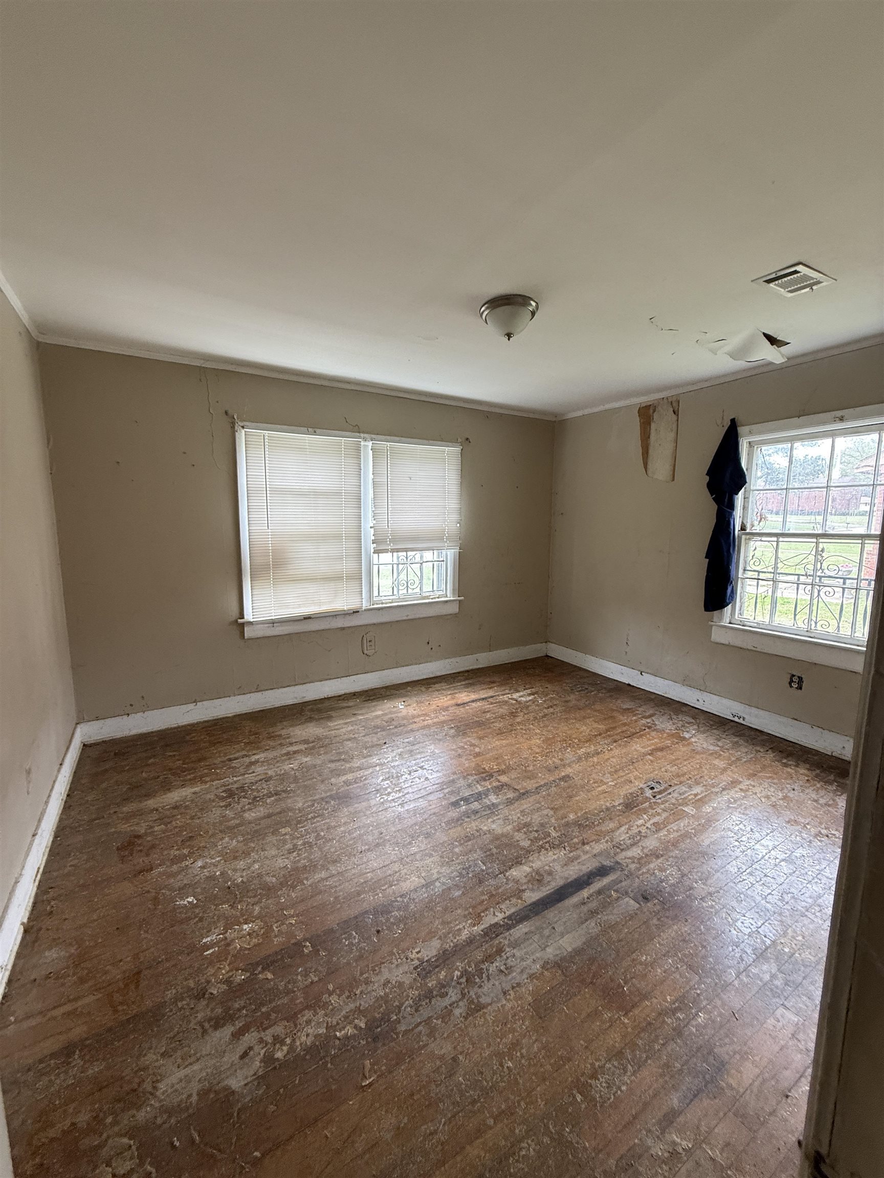 66 East Rollins Road Memphis, TN 38109 - Photo 14 of 31 Spare room with hardwood / wood-style floors and ornamental molding
