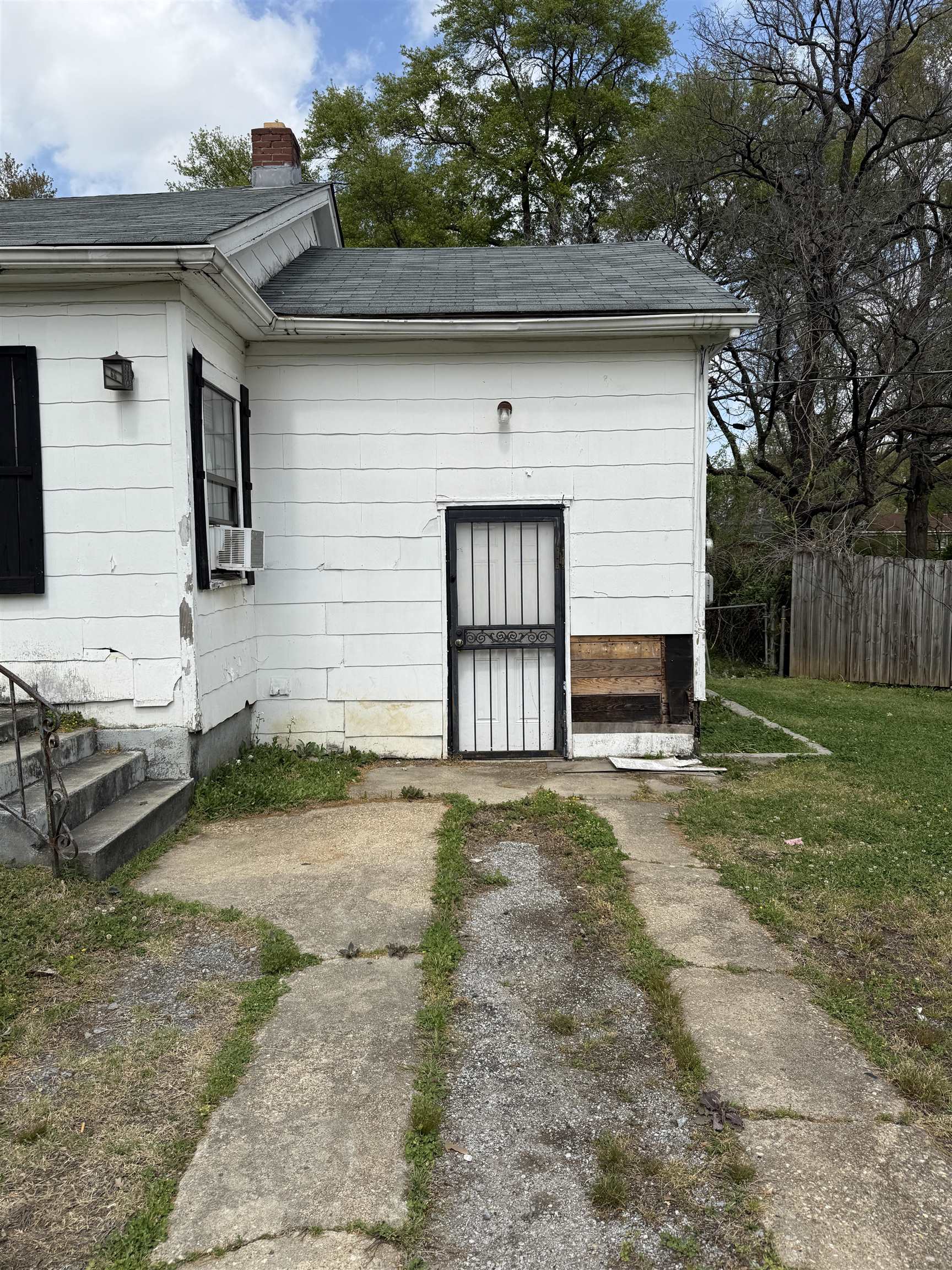 66 East Rollins Road Memphis, TN 38109 - Photo 2 of 31 Doorway to property with a chimney