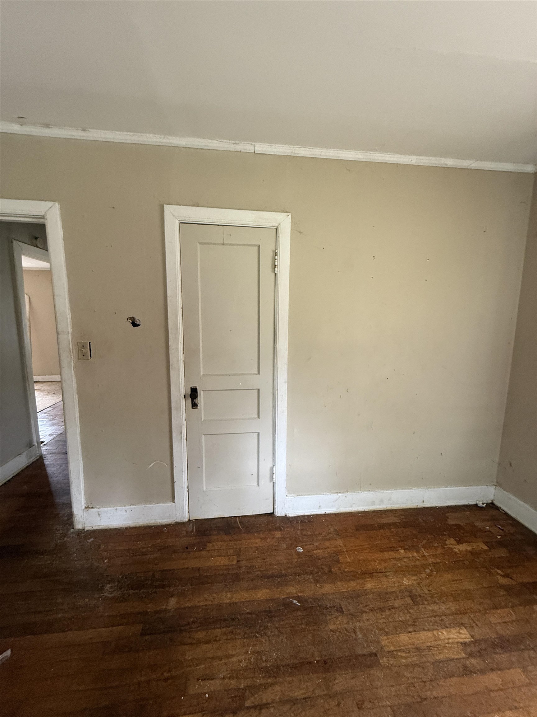 66 East Rollins Road Memphis, TN 38109 - Photo 22 of 31 Spare room with dark wood-style floors and crown molding