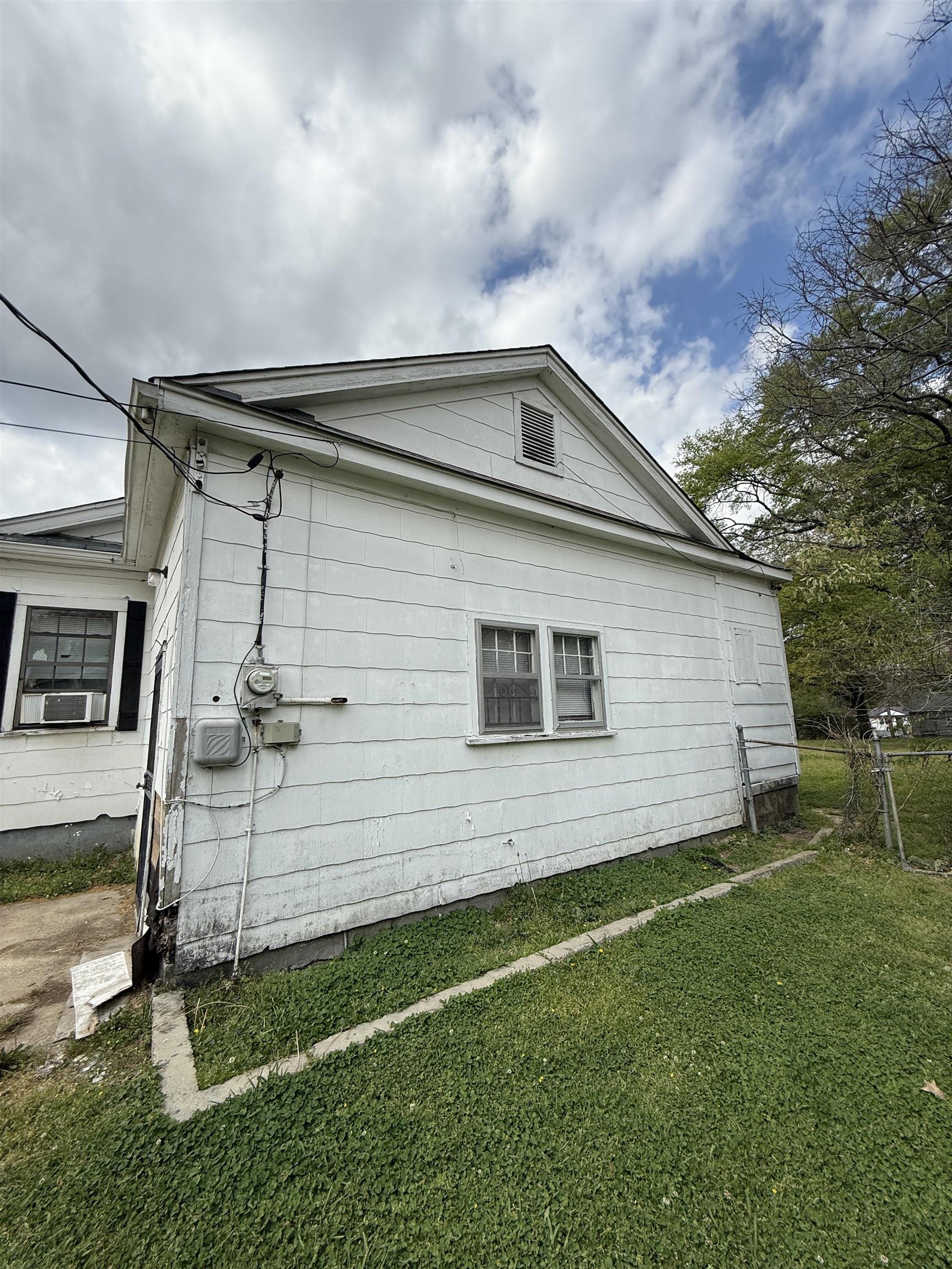 66 East Rollins Road Memphis, TN 38109 - Photo 4 of 31 View of side of home