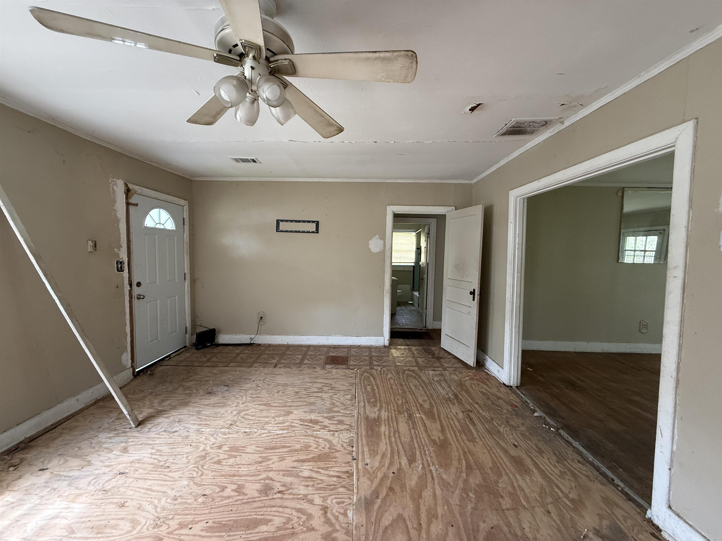 66 East Rollins Road Memphis, TN 38109 - Photo 8 of 31 Entryway featuring ceiling fan and ornamental molding