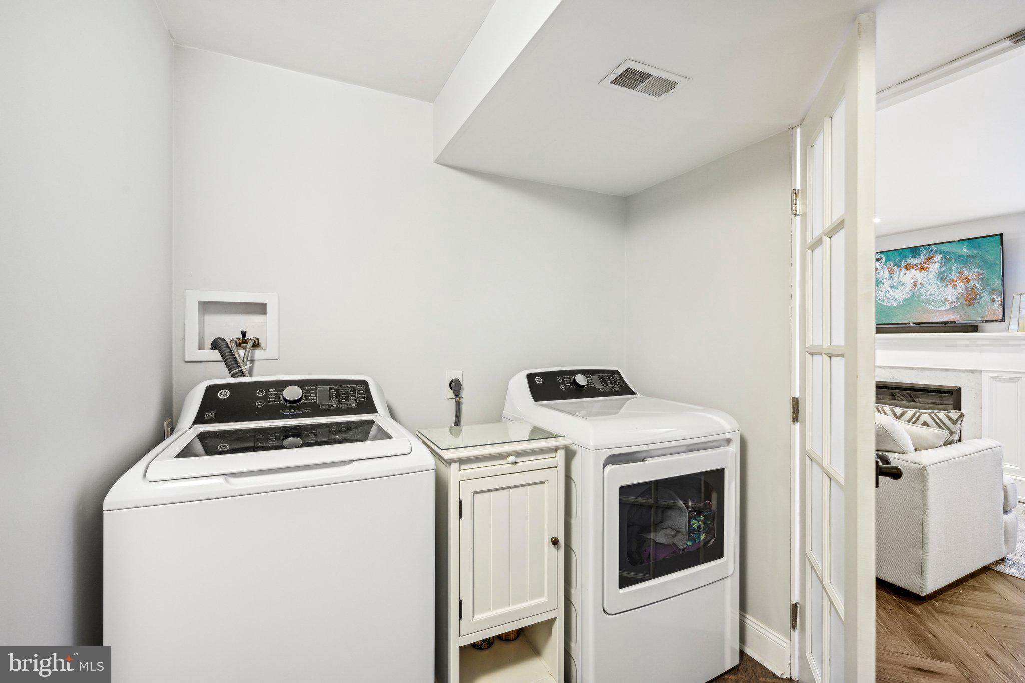 42 Cameo Road Claymont, DE 19703 - Photo 25 of 37 a utility room with dryer and washer