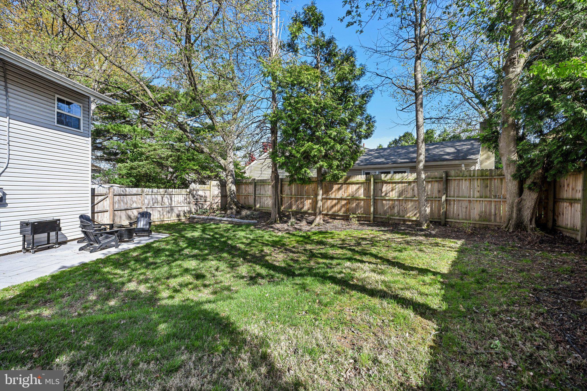 42 Cameo Road Claymont, DE 19703 - Photo 34 of 37 a backyard of a house with table and chairs
