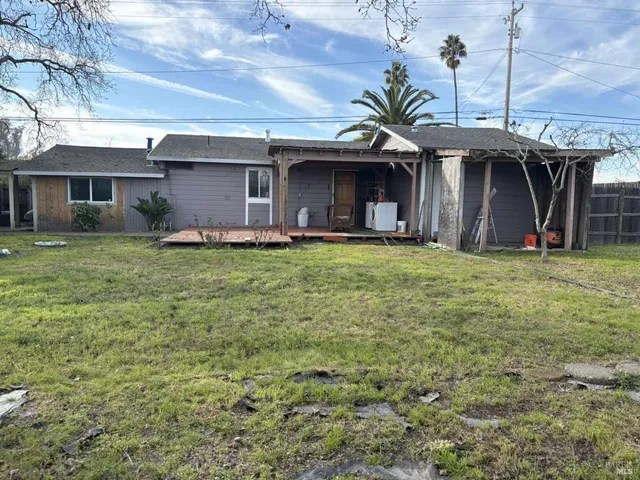 a view of a yard in front of a house
