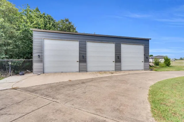 $900,000 | 7400 County Road 305, Grandview, TX 76050