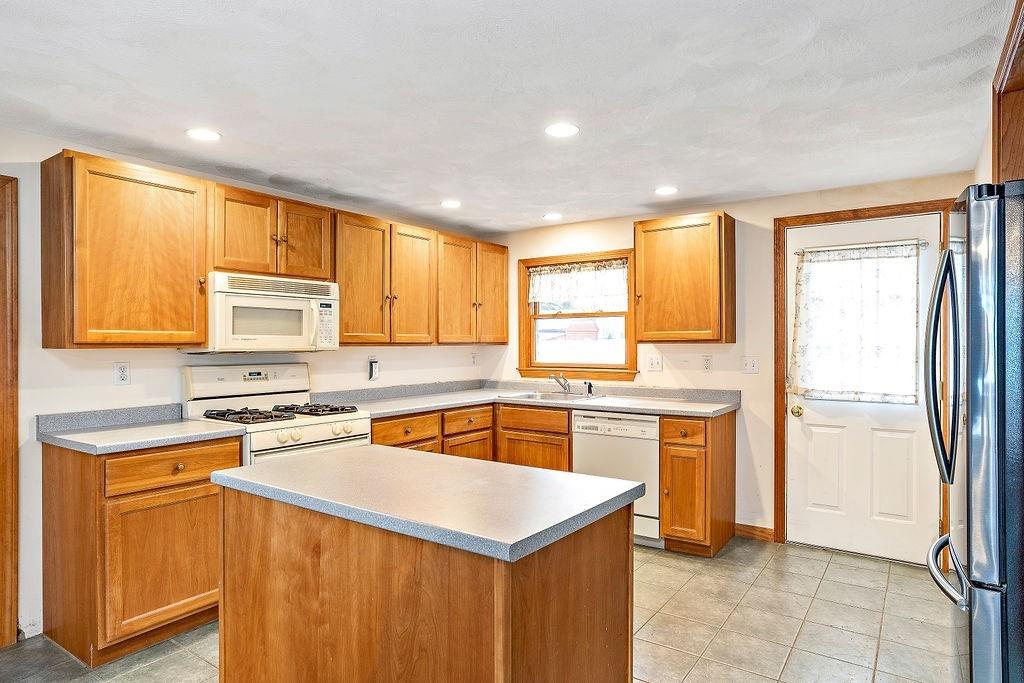 16 Ellery Road Waltham, MA 02453 - Photo 10 of 32 Gallery Image 10