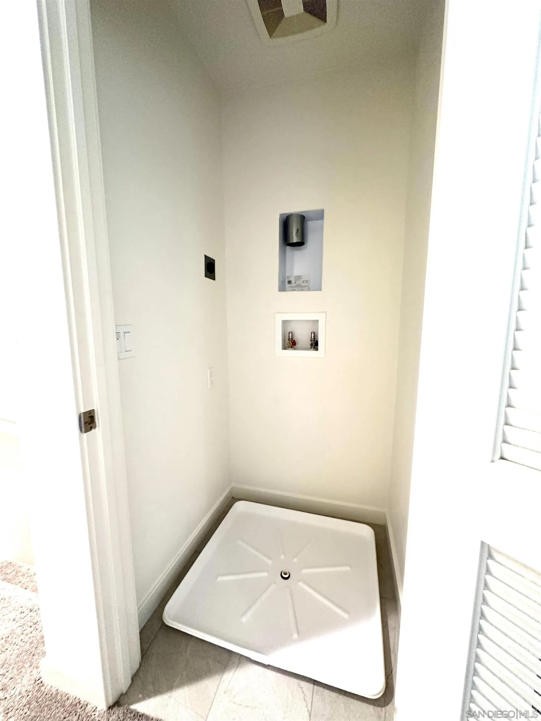 2511 Chamomile Lane Carlsbad, CA 92008 - Photo 38 of 51 a bathroom with a tub