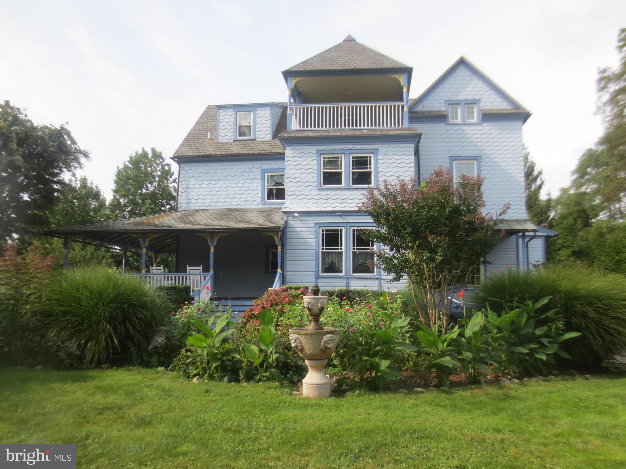 234 Keller Road Berwyn, PA 19312 - Photo 3 of 49 Side view-fountain