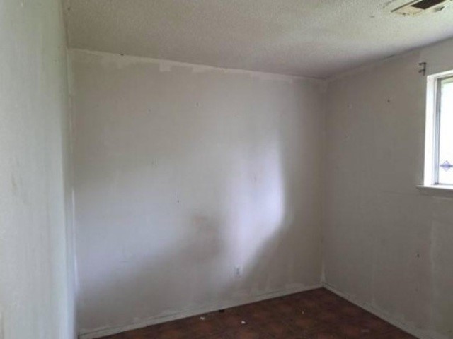 4806 Grapevine Street Houston, TX 77045 - Photo 9 of 13 a room that has a window in it