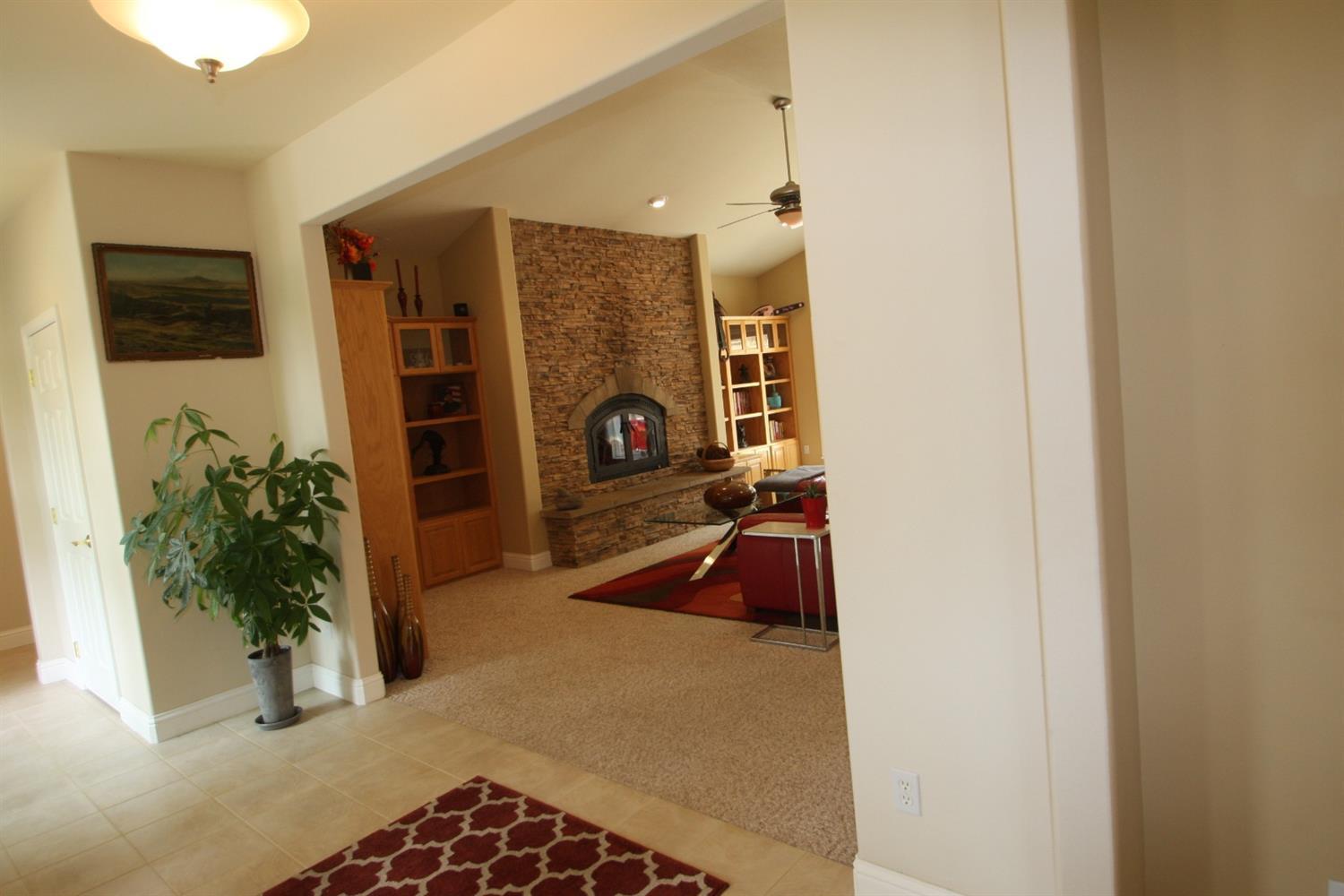 11819 Merganser Road Klamath Falls, OR 97601 - Photo 3 of 24 View from entry to great room