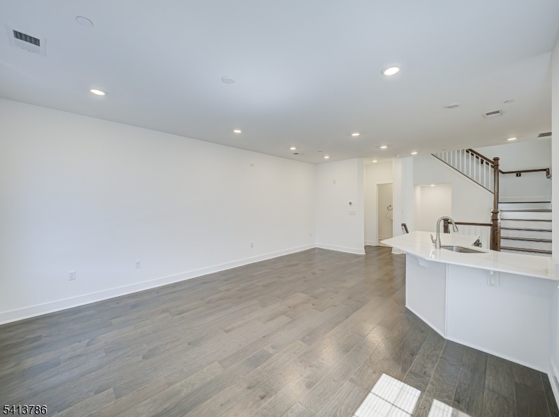 67 Veterans Way Morris Plains, NJ 07950 - Photo 7 of 33