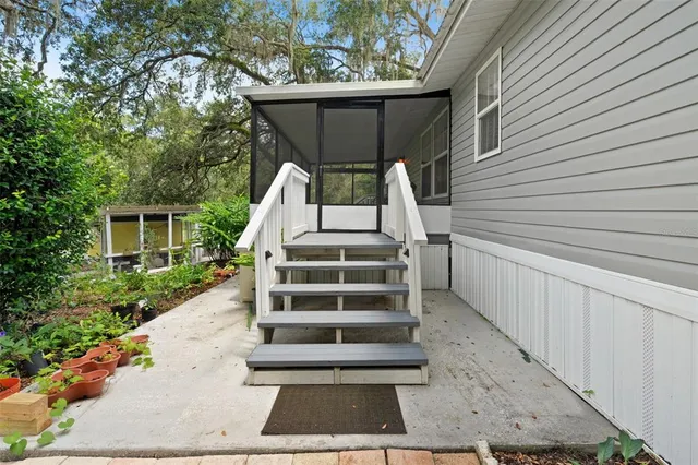 a view of entryway with a front door