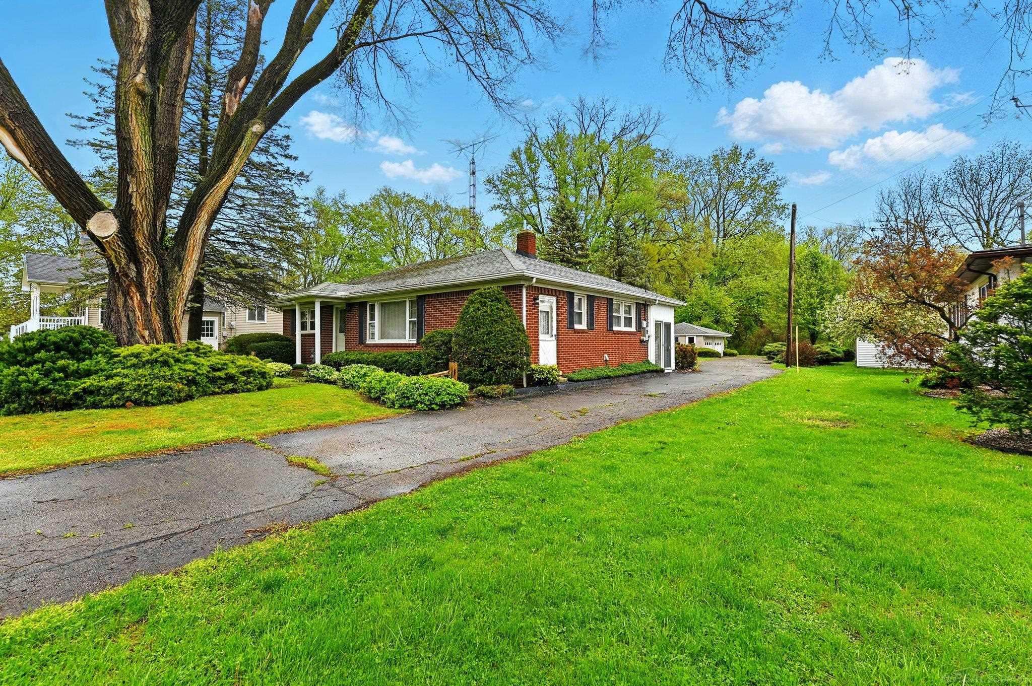 10654 Exeter Road Carleton, MI 48117 - Photo 3 of 29 50174115-68a4bb12-b6f3-4d96-ba7d-dff34362a159.JPG