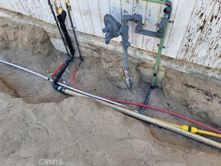 13807 Carson Street Trona, CA 93562 - Photo 36 of 37 a living room with a rug