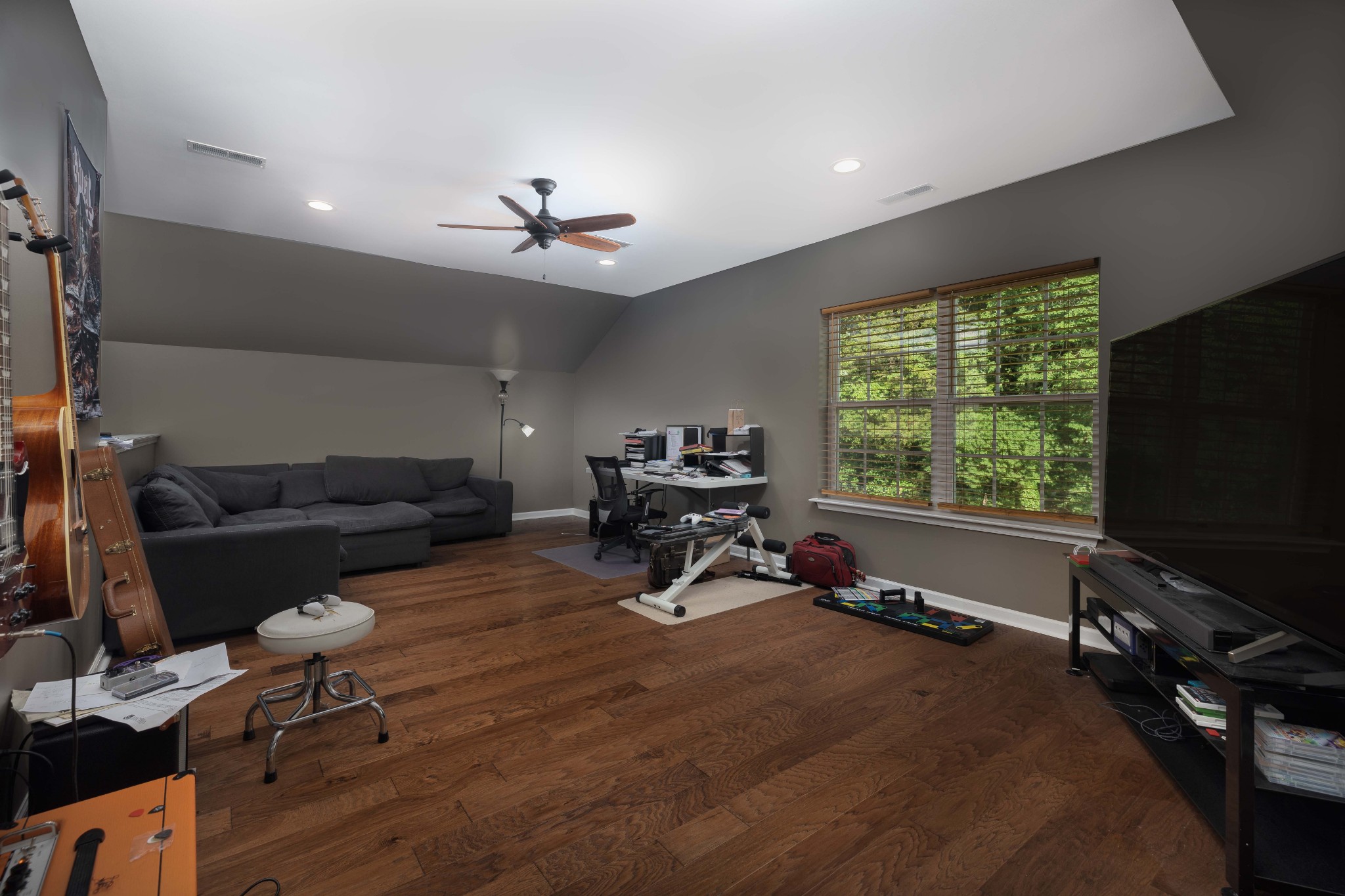 2736 McLemore Road Franklin, TN 37064 - Photo 18 of 50 a living room with furniture gym equipment and a large window