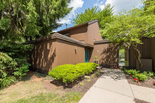 $464,900 | 10 Westbury Court, Ann Arbor, MI 48105