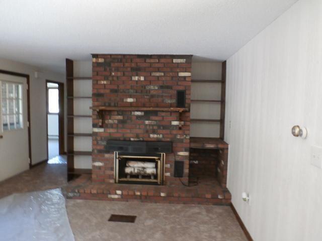 600 River Road Topsham, ME 04086 - Photo 12 of 27 Living Room.